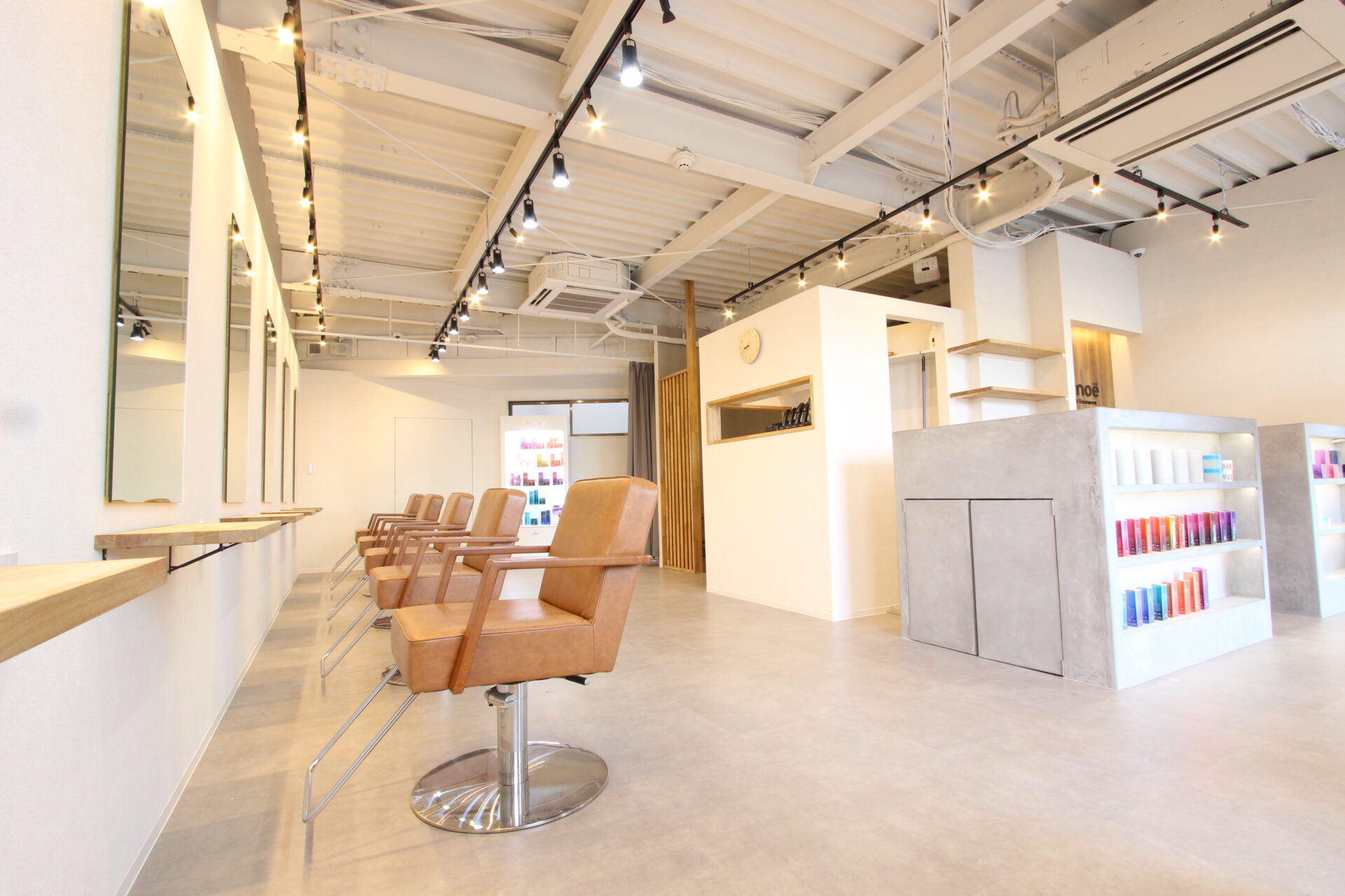 明るいレイアウトでリラックスできるセット面